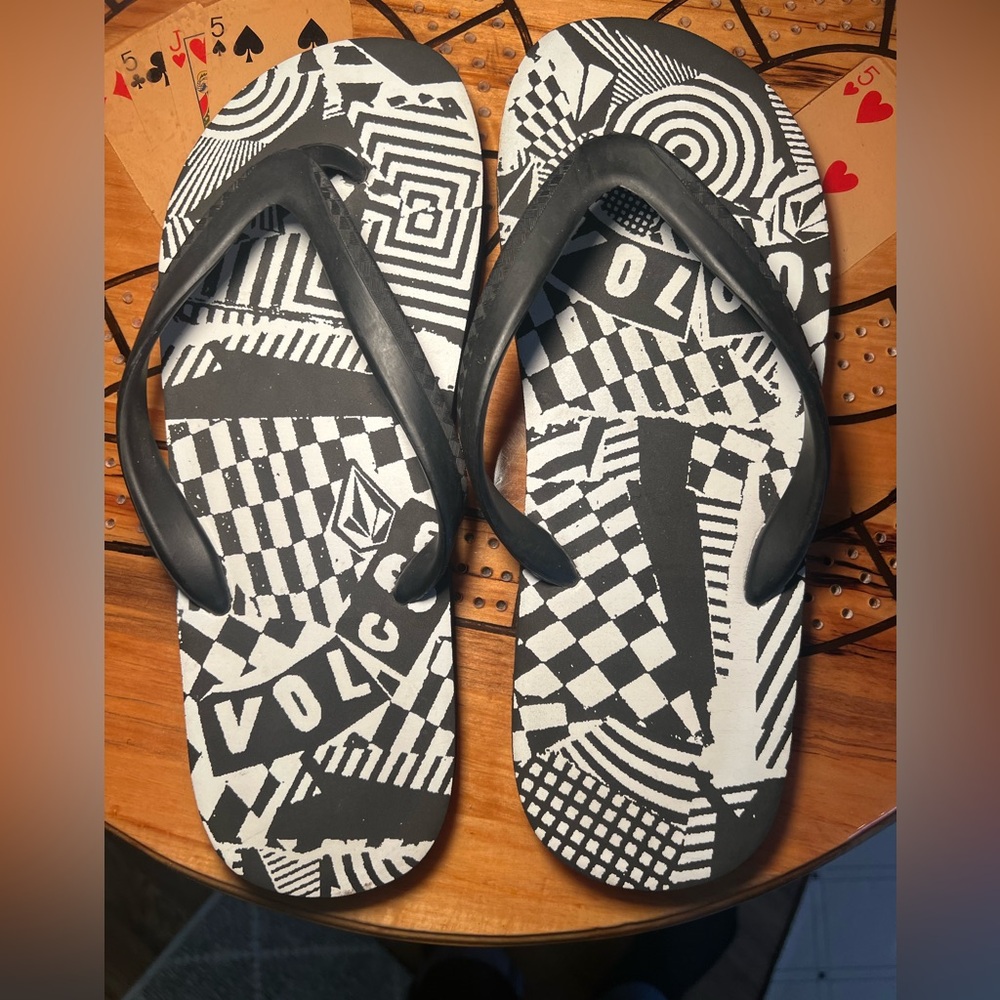 Volcom men’s flip flops. Black & white EUC. See picture with measurements.